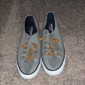 Sperry Topsider‘s slide ons